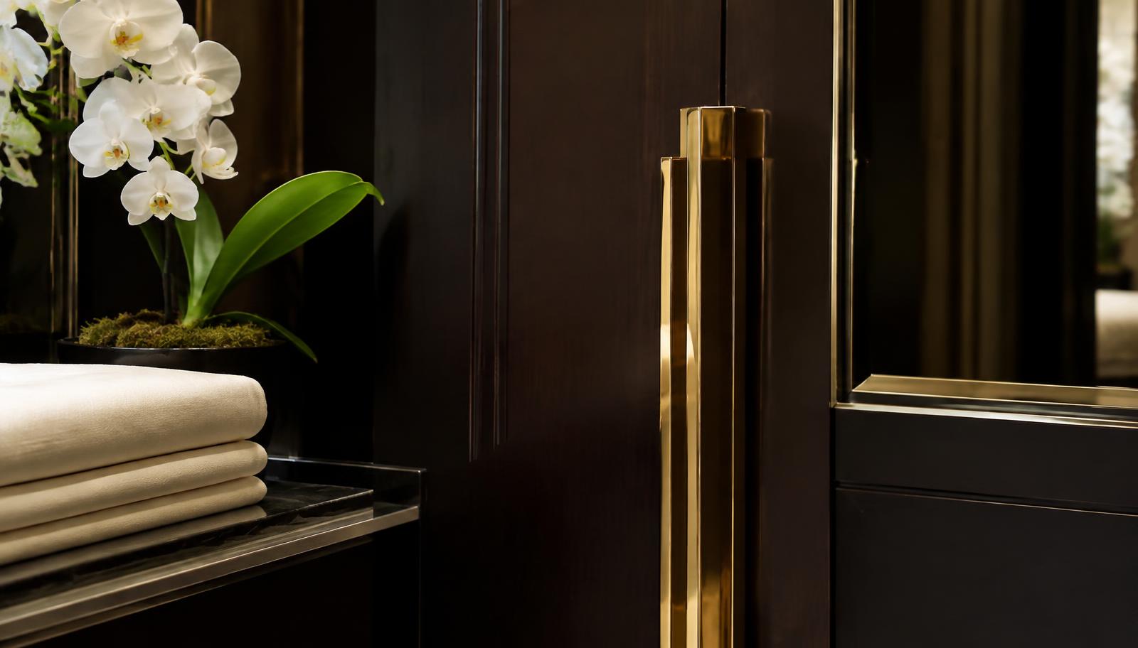 Detalle de interior de lujo con acabados impecables